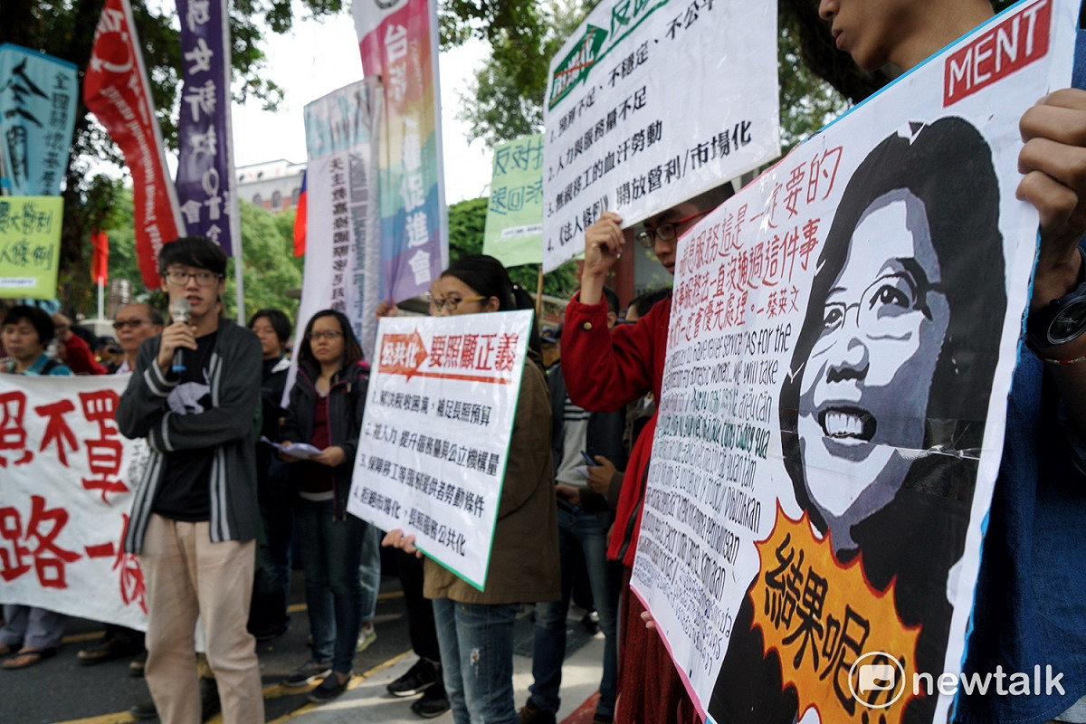 民團高喊「反對擴大營利！退回法人條例！」「政府退位、長照不照、營利當道、死路一條」。 圖：張良一/攝
