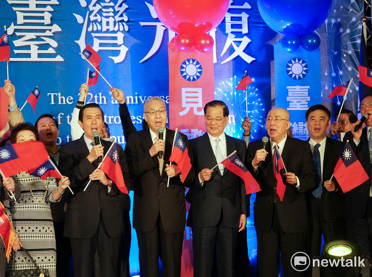前總統馬英九、國民黨主席吳敦義和前主席連戰、吳伯雄等人上午在『抗戰勝利暨台灣光復72週年紀念大會』上，眾人在台上一起高唱中華民過頌等歌曲。 圖：張良一/攝