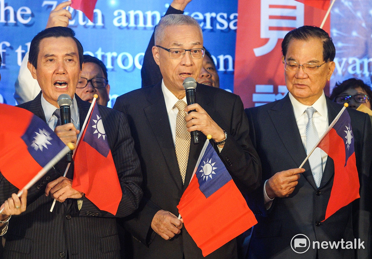 國民黨主席吳敦義、前總統馬英九和連戰等國民黨大老上午在國軍英雄館舉行的「抗戰勝利暨台灣光復72週年紀念大會」上揮舞小國旗，高唱中華民國頌等歌曲。針對蔡英文總統有意舉行朝野領袖峰會，吳敦義在會後受訪表示，有誠意的話，那才有可能會談。 圖：新頭殼資料照片（張良一/攝）