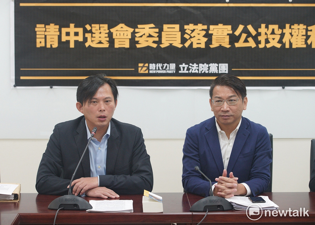 時代力量總召徐永明（右）31日表示，希望行政院一例一休最新修法版本，能說明對勞工的好處。 圖：張良一/攝