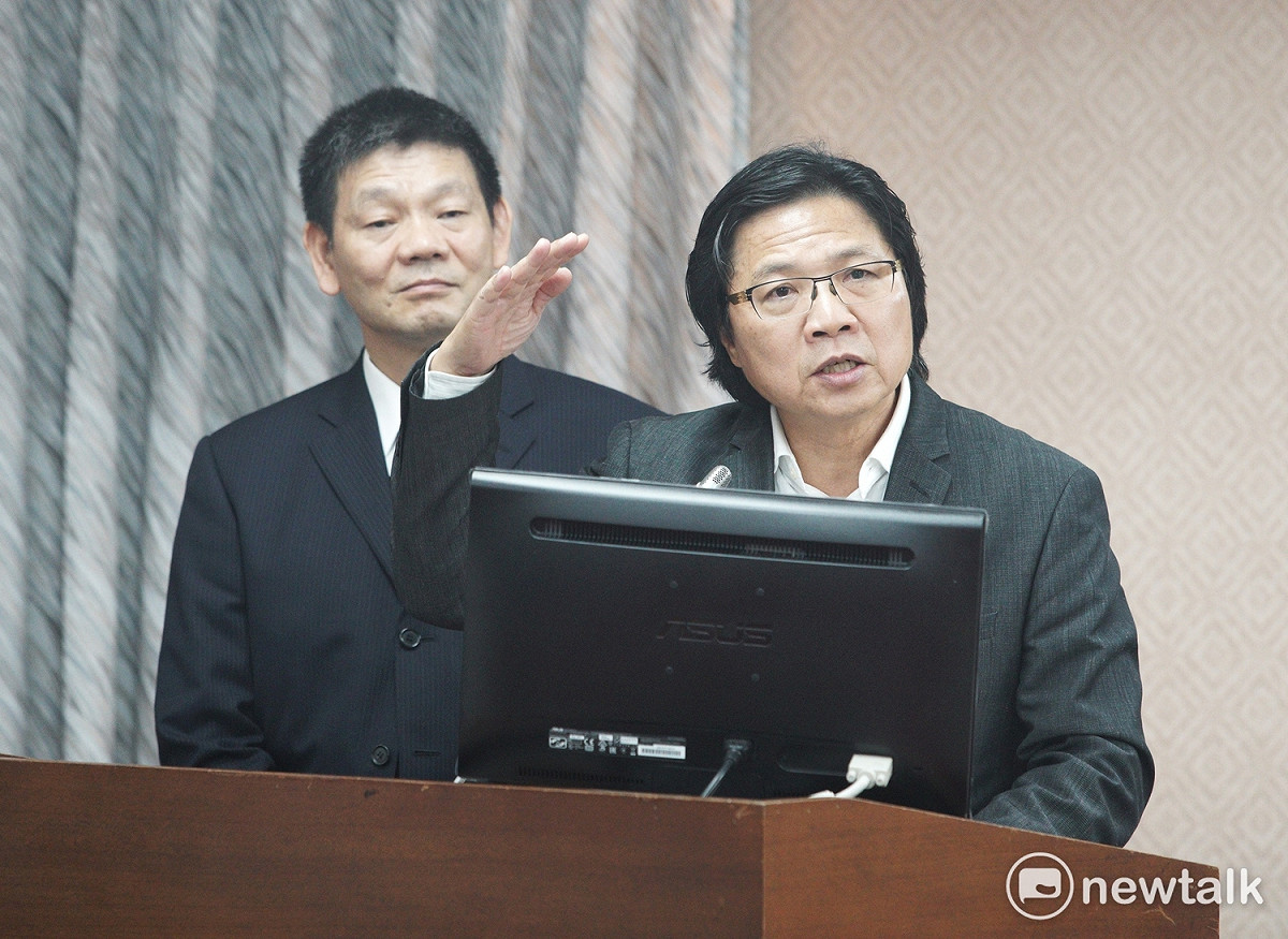內政部長葉俊榮（右）、消防署長陳文龍（左）到立院內政委員會備詢。 圖：張良一/攝