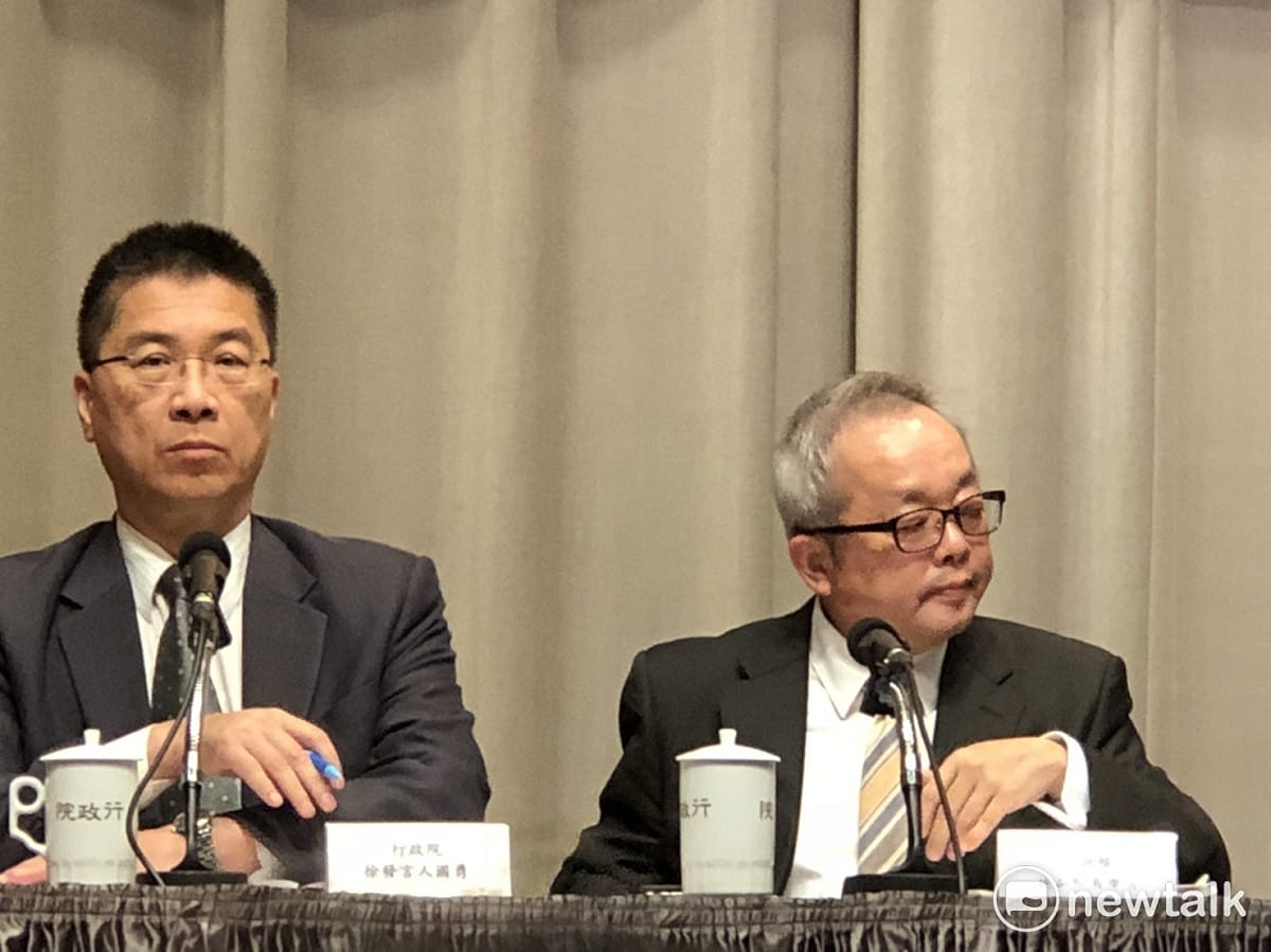 行政院調查慶富獵雷艦案有了初步結果，行政院副院長施俊吉 (圖右) 今 天下午召開記者會公布調查報告，針對第一銀行列出五項缺失。 圖 : 謝莉慧 / 攝