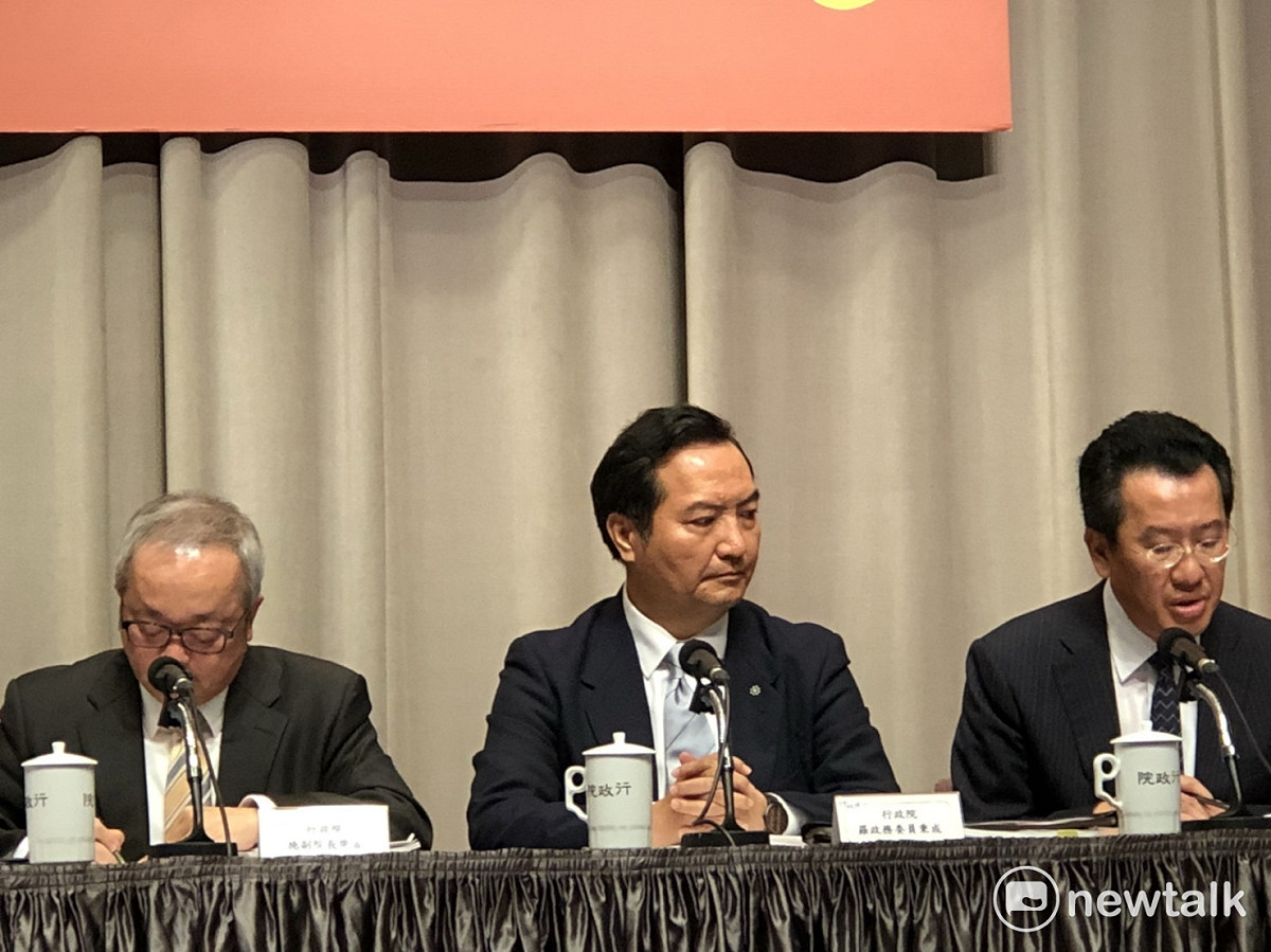 行政院副院長施俊吉(圖左)、政委羅秉成(圖中)、金管會主委顧立雄(圖右)今（2）天出席慶富案的調查結果公布記者會。 圖 : 謝莉慧 / 攝