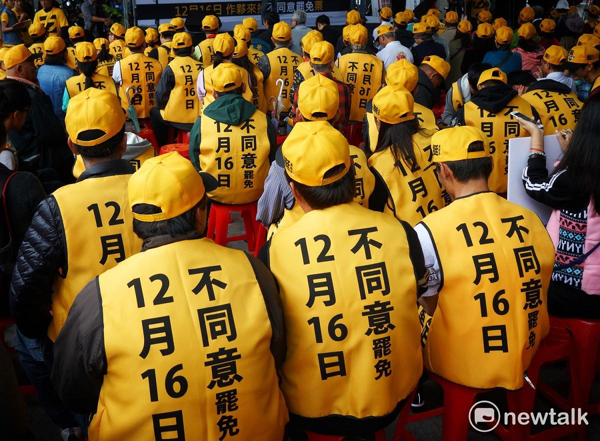 時代力量新北市黨部舉辦「國昌用心 志工相挺」集結掃街行動，支持者穿著「12月16日不同意罷免」的背心聲援黃國昌。 圖：張良一/攝