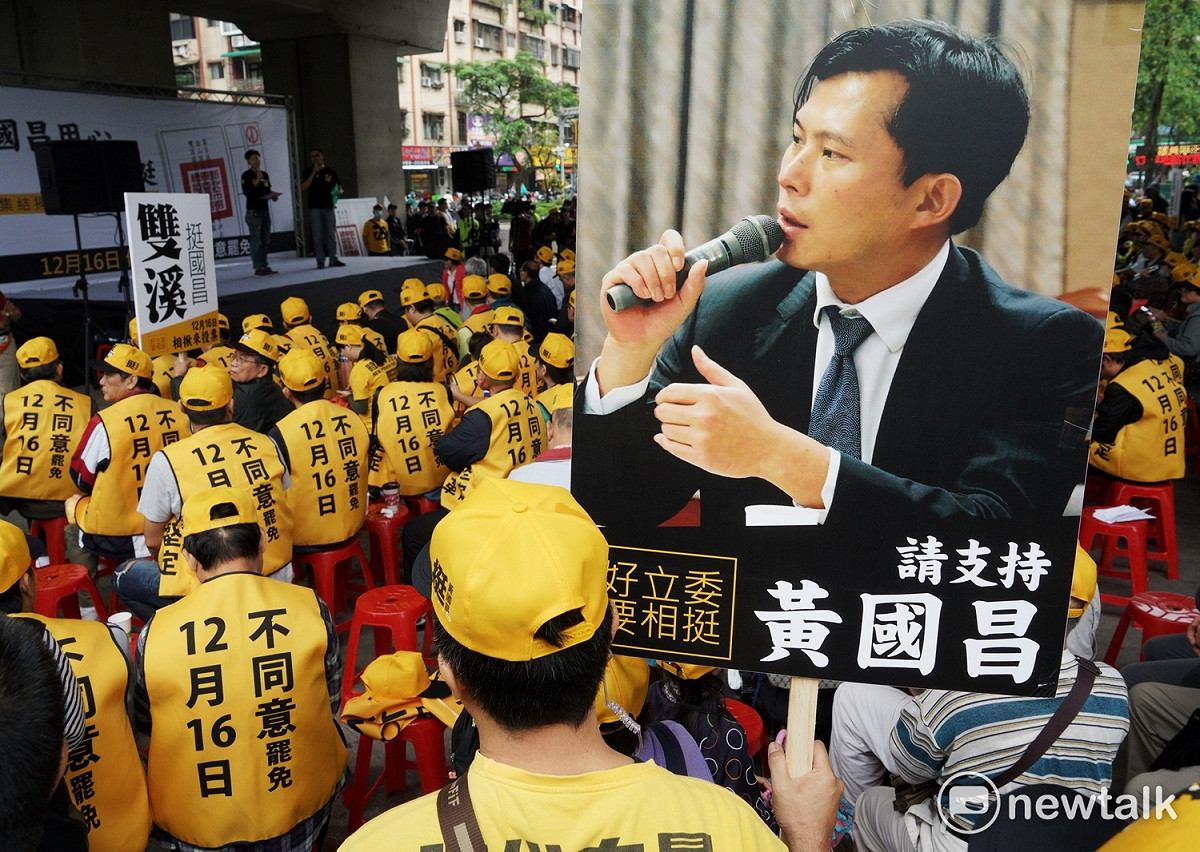 時代力量新北市黨部舉辦「國昌用心 志工相挺」集結掃街行動，支持者拿著黃國昌肖像並穿著「12月16日不同意罷免」的背心聲援黃國昌。 圖：張良一/攝