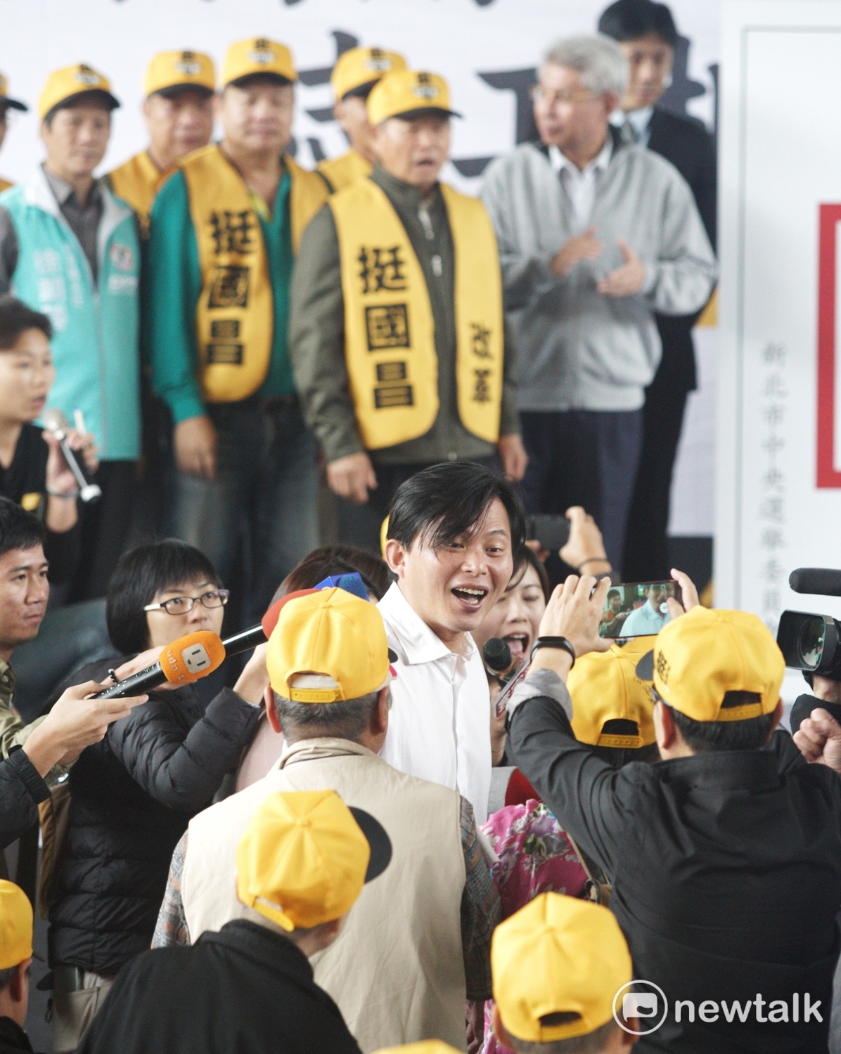 時代力量立委黃國昌現身「國昌用心 志工相挺」會場時，向支持者握手致意。 圖：張良一/攝（資料照片）