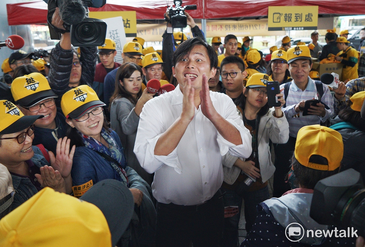 時代力量立委黃國昌現身「國昌用心 志工相挺」會場時，向支持者握手致意。 圖：張良一/攝