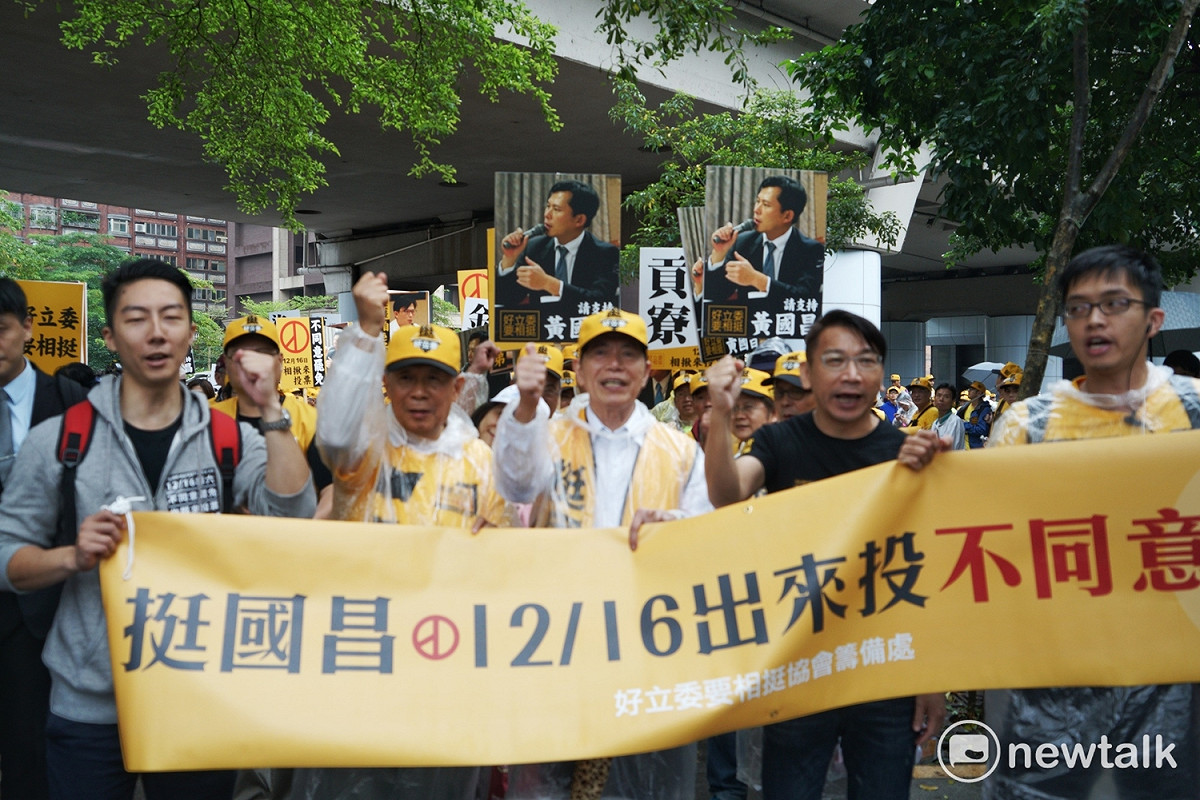 時代力量新北市黨部舉行「國昌用心 志工相挺」行動挺黃國昌，要求選民投下不同意罷免票。 圖：張良一/攝