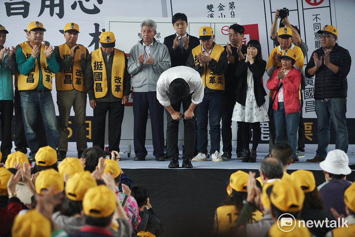 時代力量立委黃國昌現身「國昌用心 志工相挺」會場發表演說後，向支持者鞠躬致意。 圖：張良一/攝