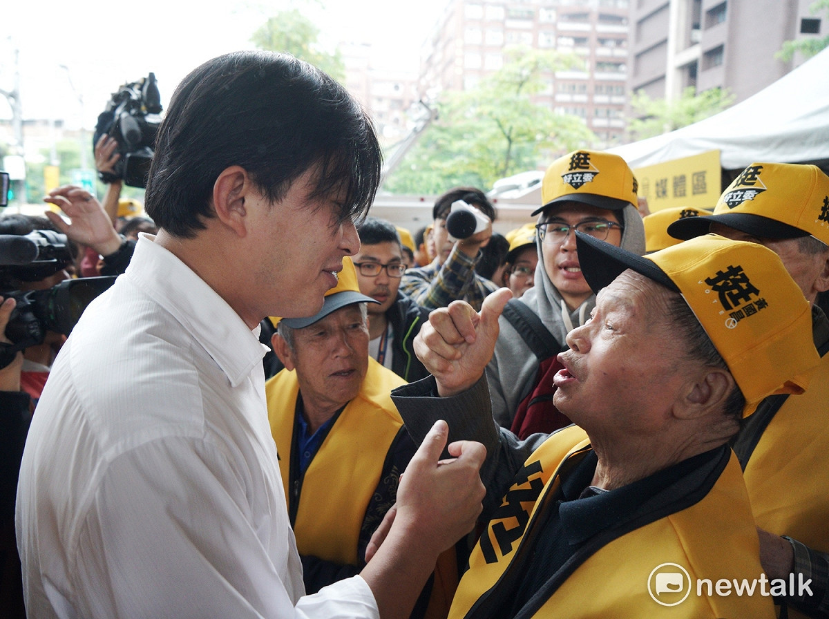 時代力量新北市黨部舉行「國昌用心 志工相挺」行動挺黃國昌，要求選民投下不同意罷免票，圖為一位支持者向黃國昌比讚。 圖：張良一/攝