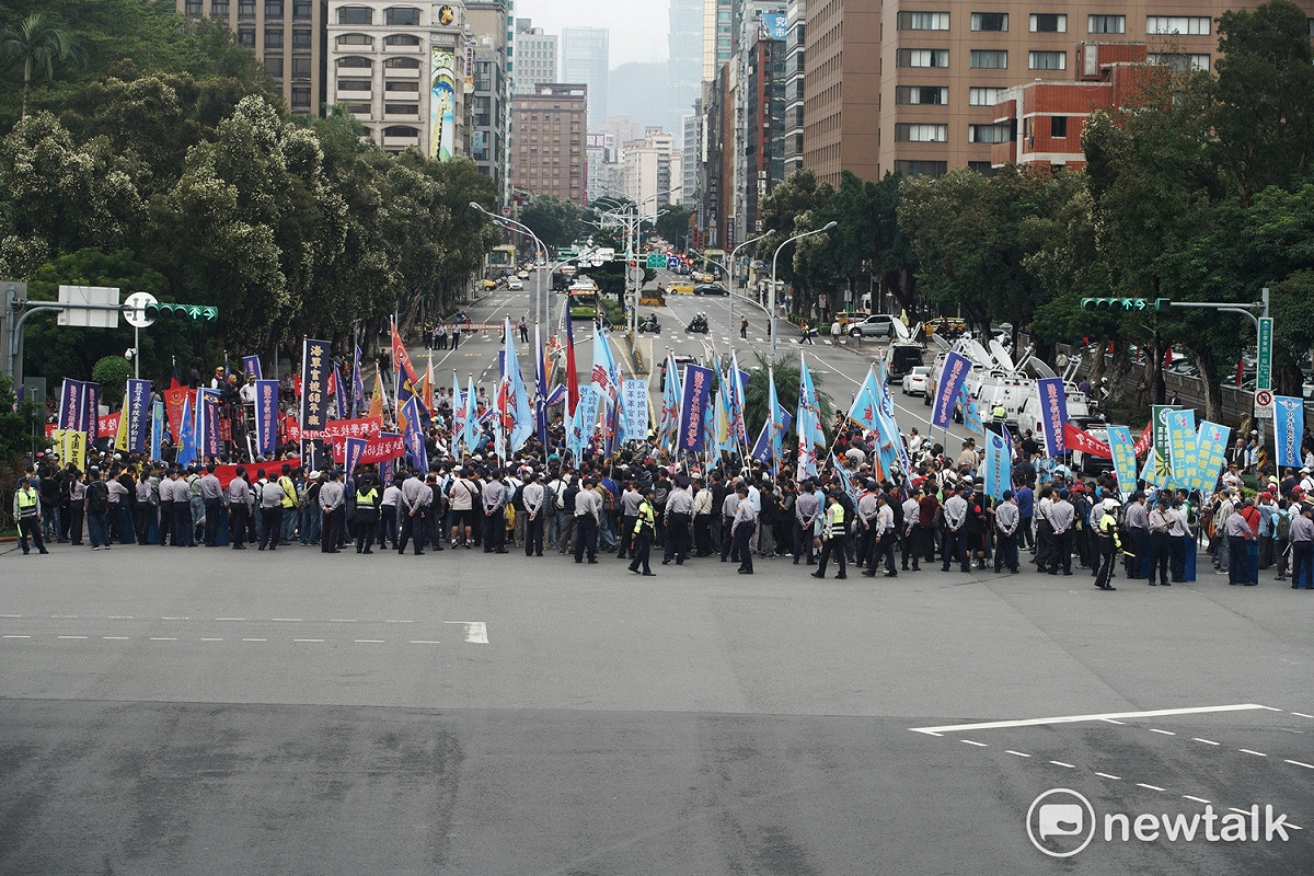 反軍人年改團體『八百壯士』佔據行政院前的忠孝西路東西向車道，要求政務委員林萬億出來說清楚，否則絕對不撤離。 圖/張良一攝