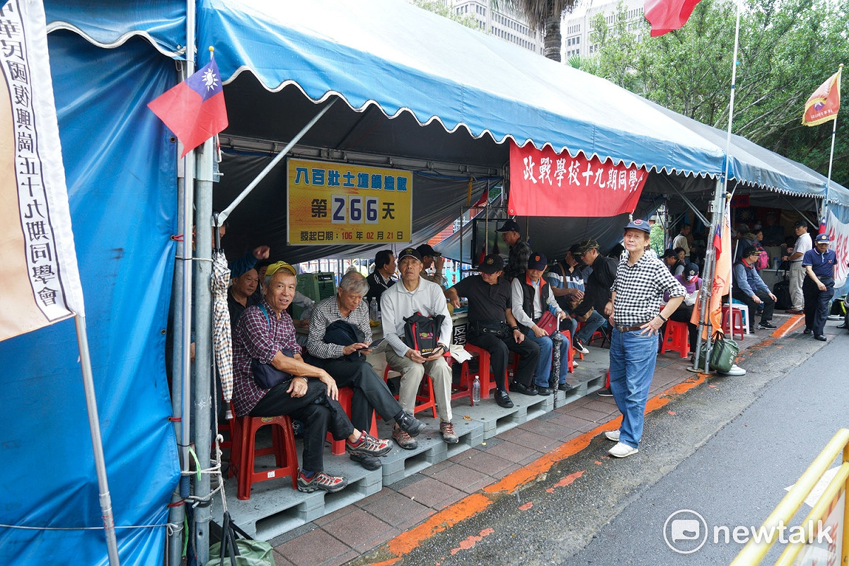 部分八百壯士撤退到立法院前的帳棚區吃便當、休息，等待大約一百公尺外，在行政院大門前的指揮車發動新一波的抗爭行動。 圖：張良一/攝