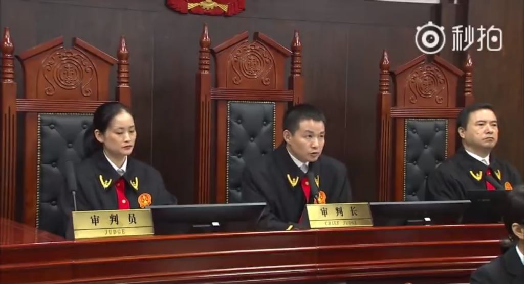 庭上隨即宣讀判決書，李明哲被以觸犯「顛覆國家政權罪」，遭判有期徒刑5年，剝奪政治權利2年，不服可以上訴。李明哲當庭表示服從判決，不上訴。 圖 : 翻攝自岳陽市中級人民法院微博