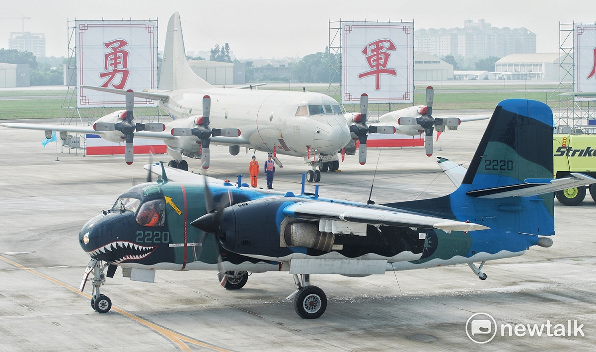 退役的空軍S-2T反潛機完成最後一趟飛行任務後，通過將接任國軍反潛作戰任務的P-3C反潛機。 圖：張良一/攝