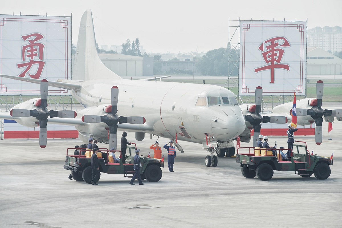 蔡英文總統校閱空軍P-3C反潛機。 圖：張良一/攝