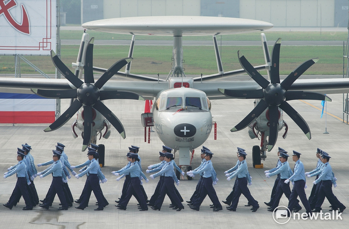 參加校閱的空軍官兵通過E-2K空中預警機。 圖：張良一/攝