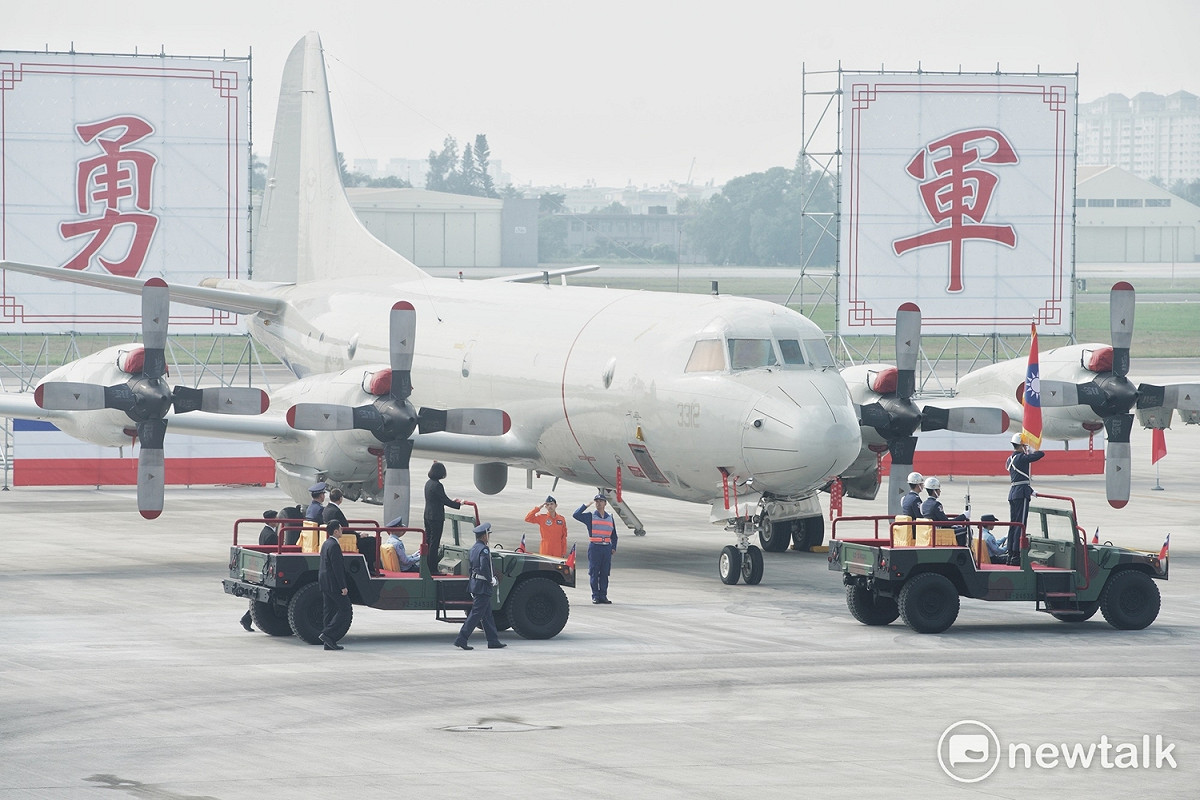蔡英文總統校閱空軍P-3C反潛機。 圖：新頭殼資料照片