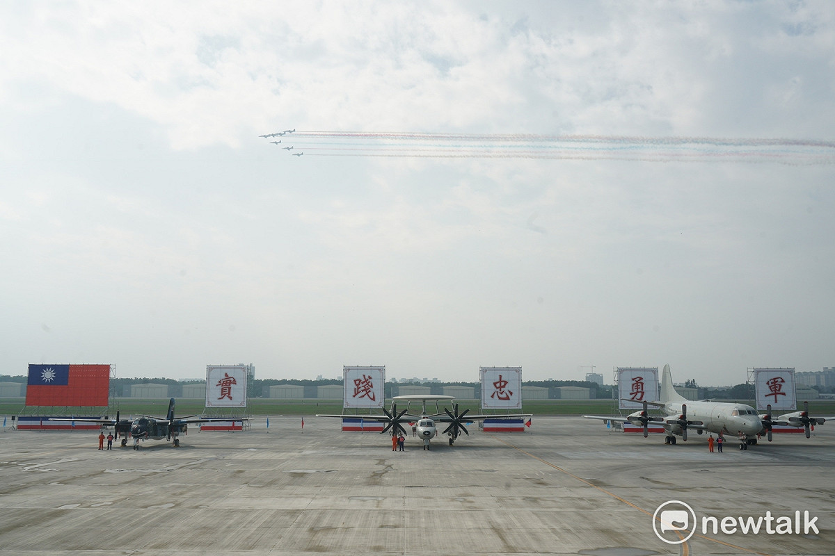 空軍雷虎小組以空中分列式通過閱兵台。 圖：張良一/攝