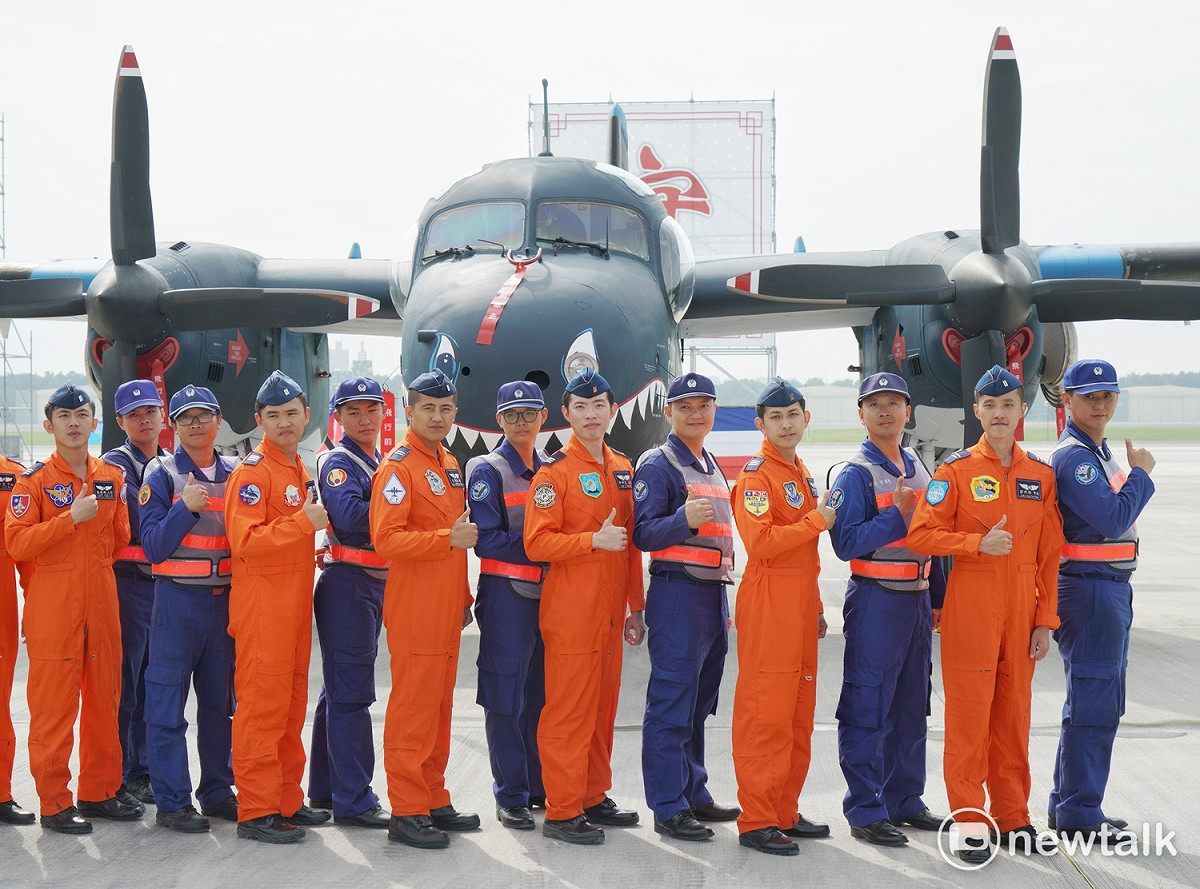 空軍各聯隊的飛官和退役的S-2T反潛機合影。 圖：張良一/攝