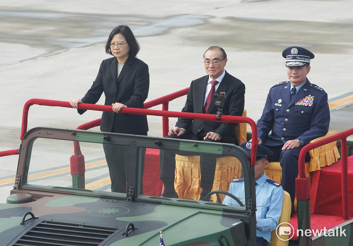 蔡英文總統主持空軍P-3C機型成軍及S-2T型機除役典禮，並在國防部長馮世寬、空軍司令沈一鳴的陪同下校閱空中與地面分列式。 圖：張良一/攝