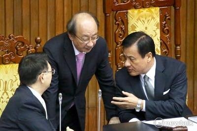 2017.11.28柯建銘蘇嘉全主席台上協商 圖:翻攝臉書