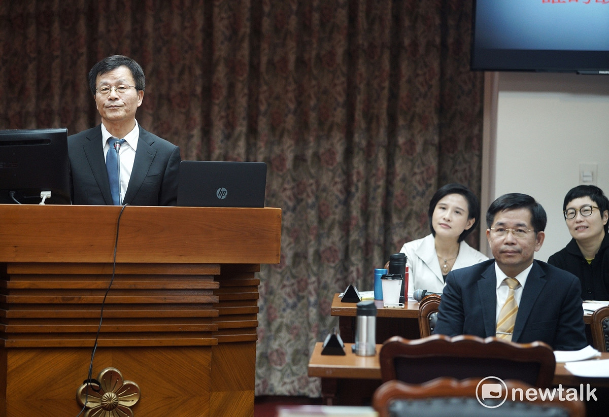 立法院教育及文化委員會邀請教育部長潘文忠（右二）、文化部長鄭麗君（左二）、國立故宮博物院院長林正儀（左一）列席就「如何面對促進轉型正義條例制定後的因應政策」進行專題報告。 圖：張良一/攝