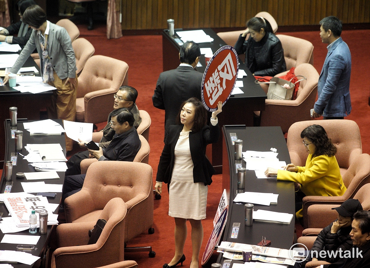 立院審查公投法修正案，進入逐條表決，國民黨團首級副書記長李彥秀舉牌反對執政黨版本。 圖：張良一/攝