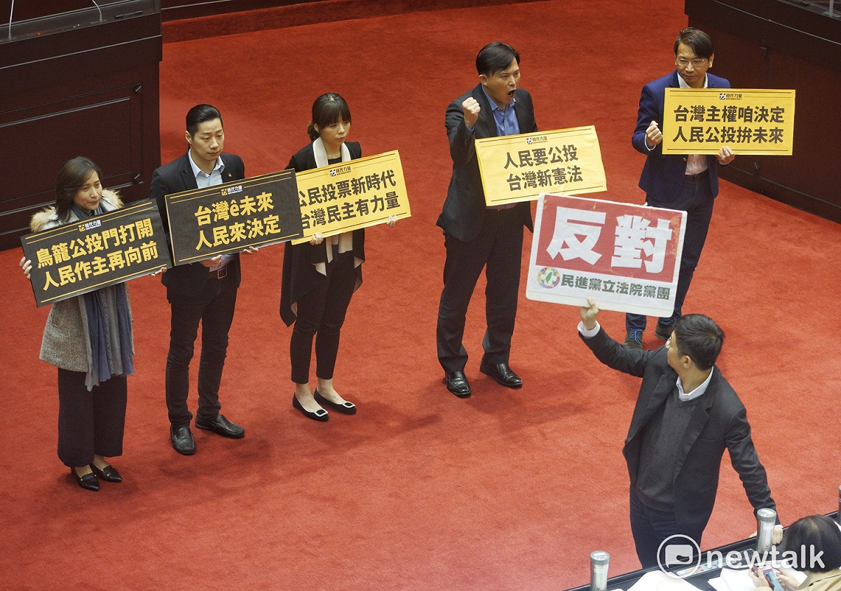 立法院上午審查公投法修正草案，時代力量立委在表決時高喊：「台灣前途人民決定」等口號。 圖：張良一