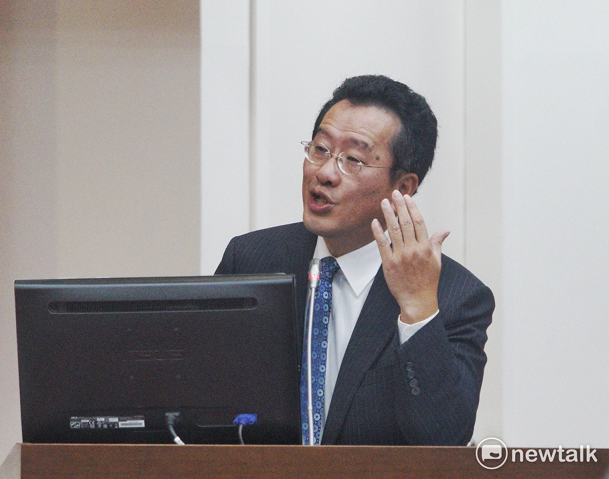 金管會主委顧立雄在立院財委會備詢，他表示現在上市、上櫃公司的起薪，平均已達3萬元左右，研究所文憑更可達4萬元。 圖：張良一/攝