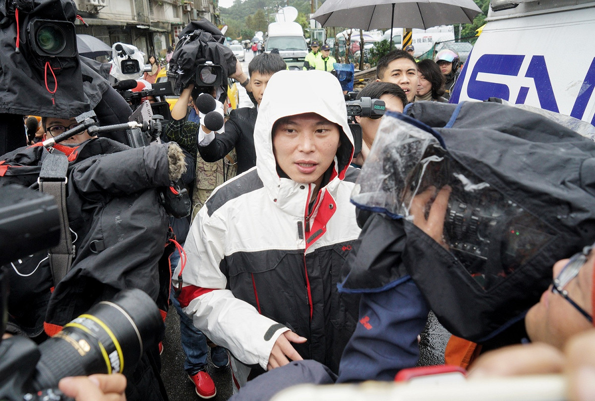 台灣民主政治頭一遭的黃國昌罷免案今舉行，由於氣溫驟降又下雨，投票並不踴躍，圖為被罷免人黃國昌前往投票所投票。 圖：張良一/攝