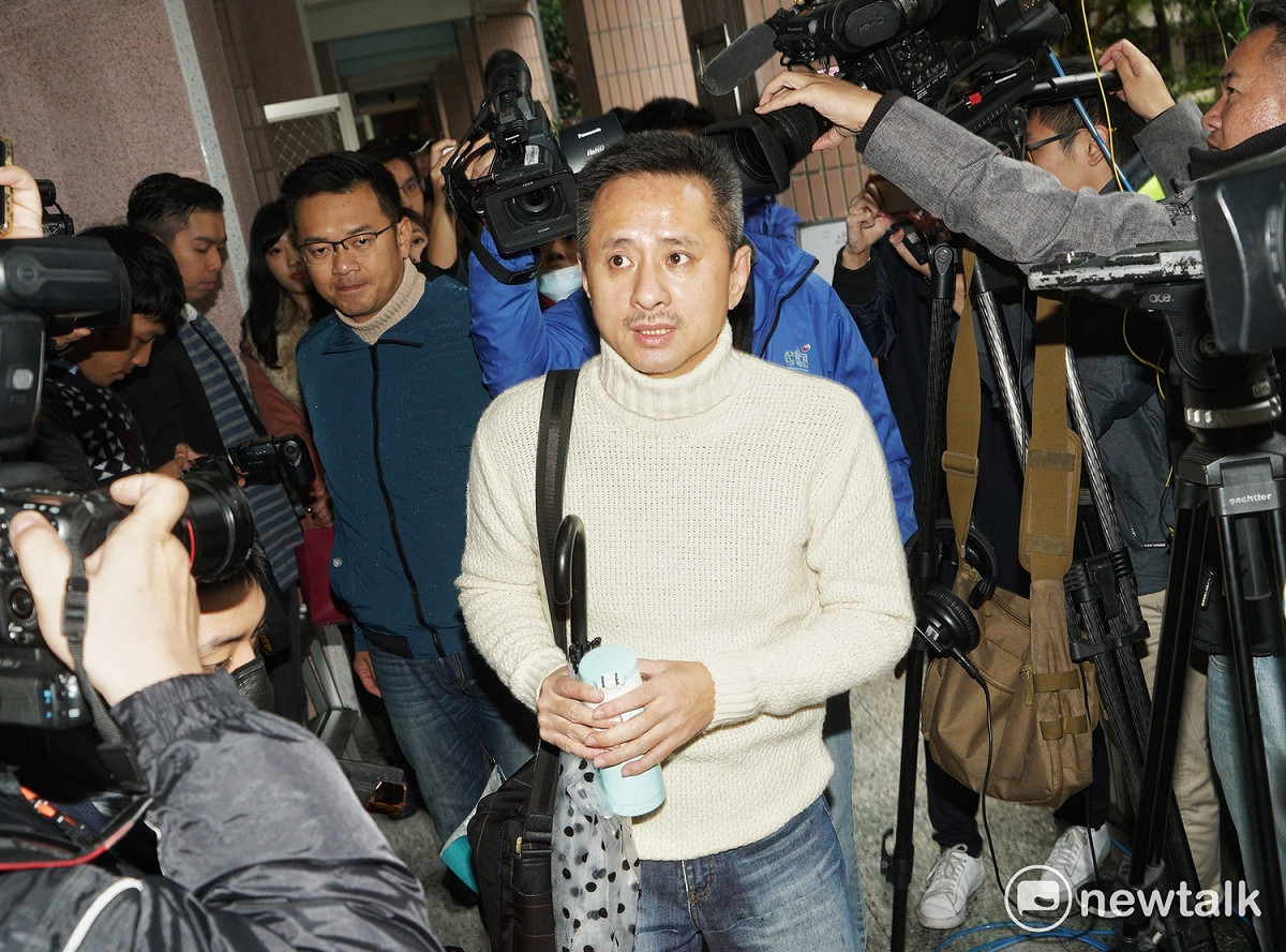 台灣民主政治頭一遭的黃國昌罷免案今舉行，圖為安定力量主席孫繼正前往投票。 圖：張良一/攝