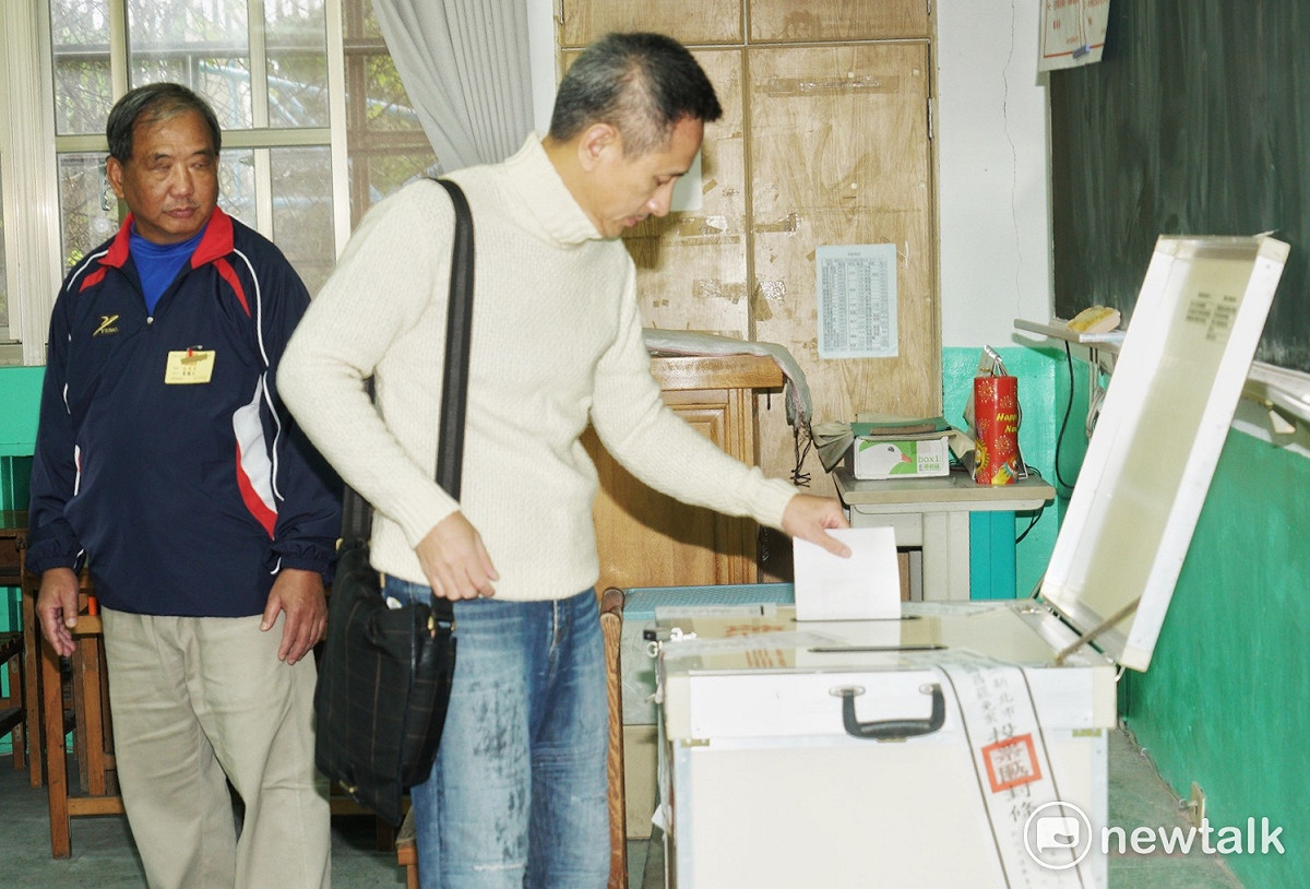 台灣民主政治頭一遭的黃國昌罷免案今舉行，圖為安定力量主席孫繼正前往投票。 圖：張良一/攝
