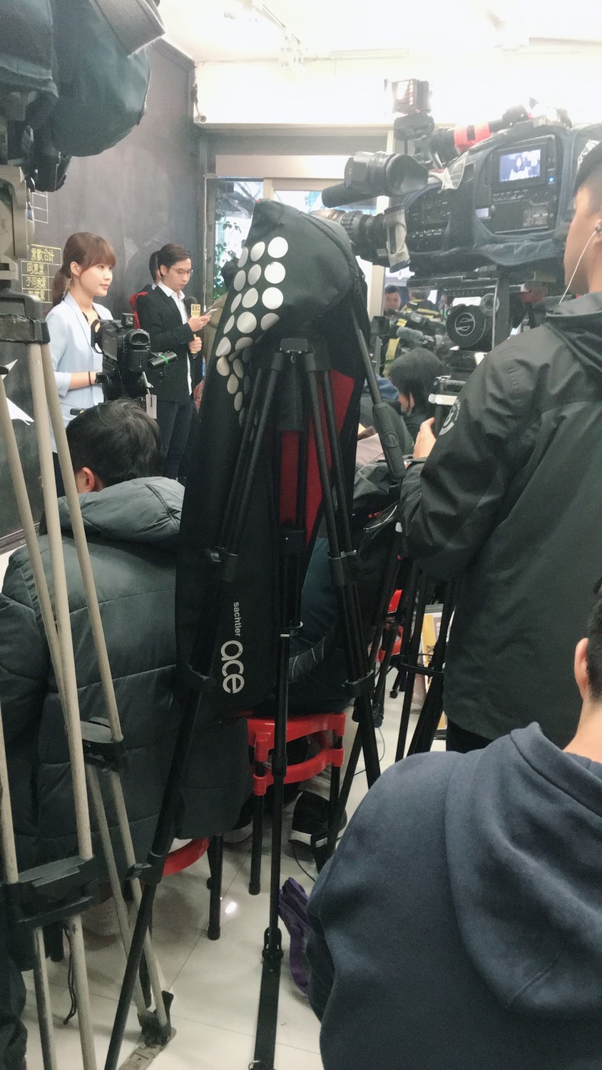 針對罷昌案投票結果，大批媒體擠爆黃國昌汐止服務處，等待開票結果。 圖：黃韋銓/攝