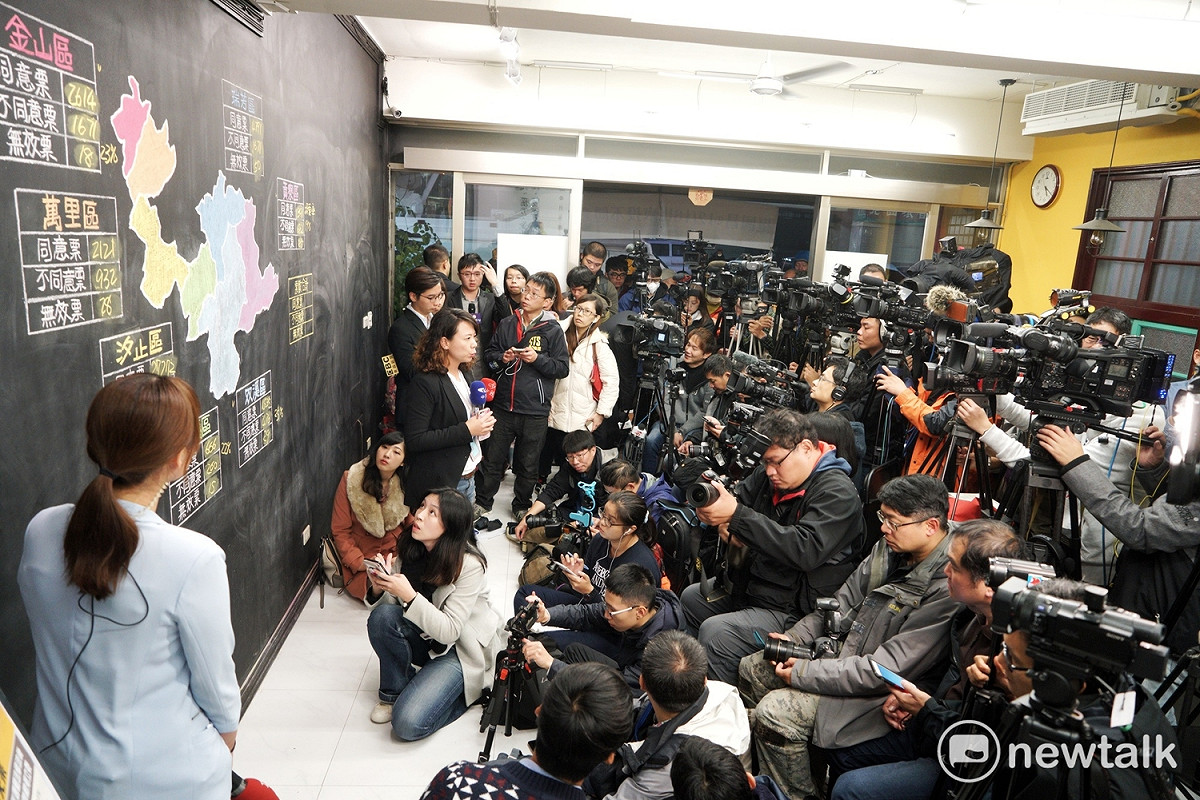 黃國昌罷免案投開票今舉行，大批媒體記者擠爆黃國昌服務處，等待最新結果。 圖：張良一/攝