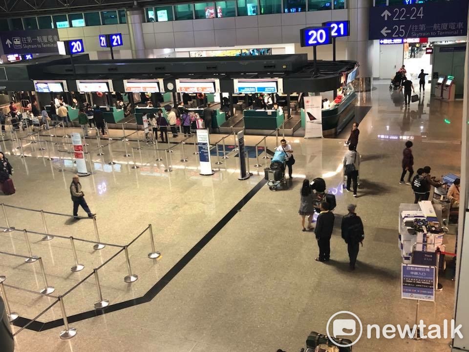 交通部觀光局表示，今年第1000萬名來台觀光客於昨（2）晚出現，較去年提前近兩週達標。 圖表：陳奕/攝