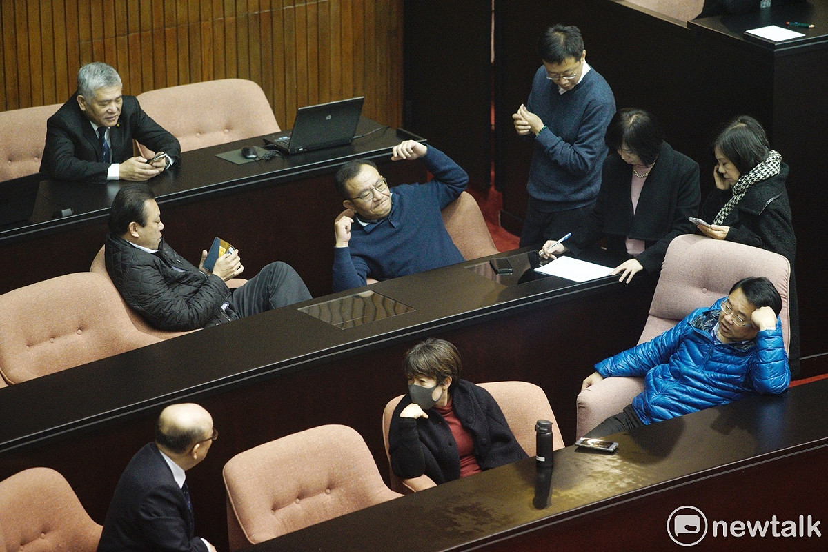 立法院今日（5日）將召開臨時會，多位民進黨立委坐在官員席上待命，防止國民黨立委的抗爭行動。 圖：張良一/攝