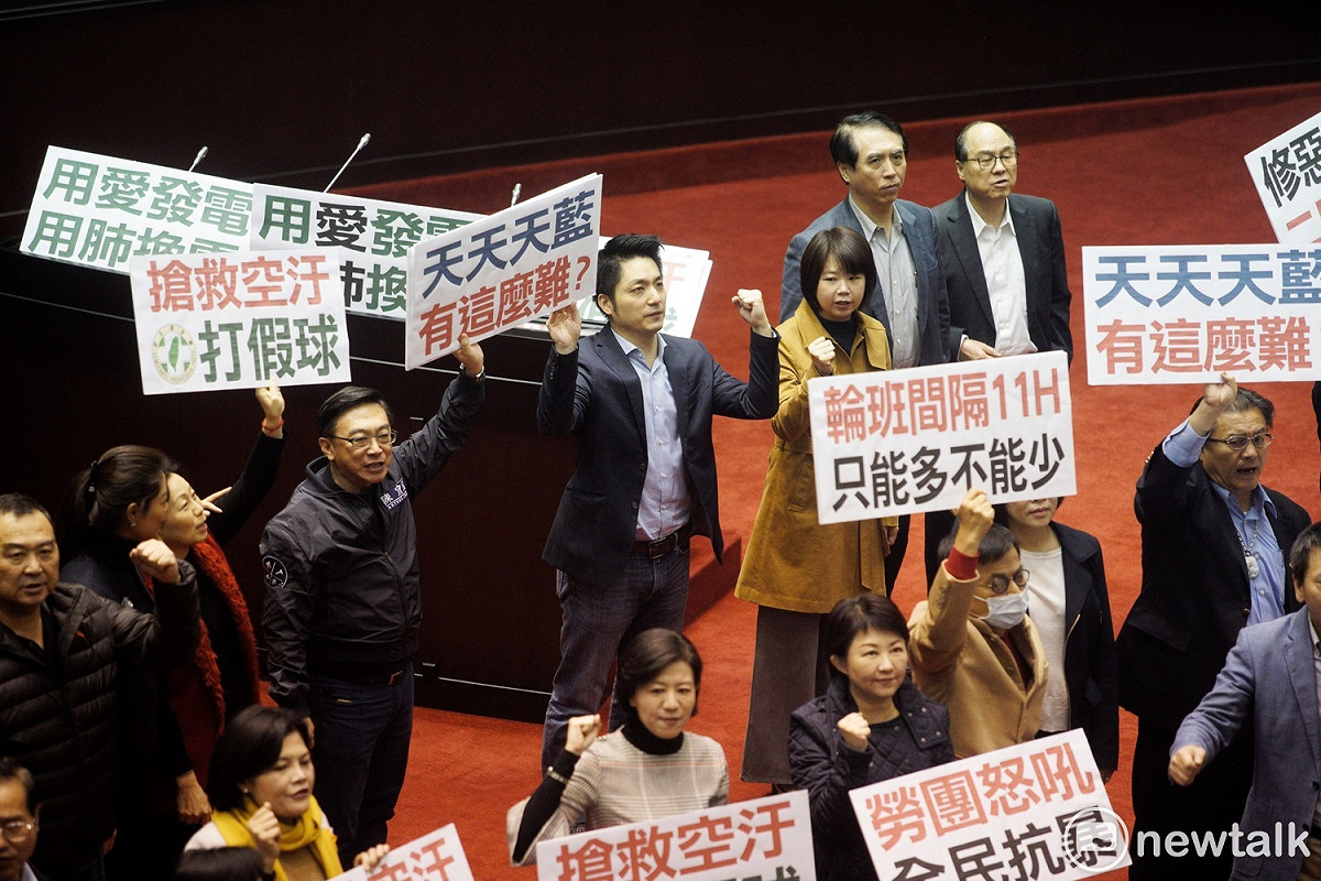 立法院今日（5日）將召開談話會表決是否召開臨時會，國民黨立委在表決失利後，舉起各種抗議牌子抗議。 圖：張良一/攝