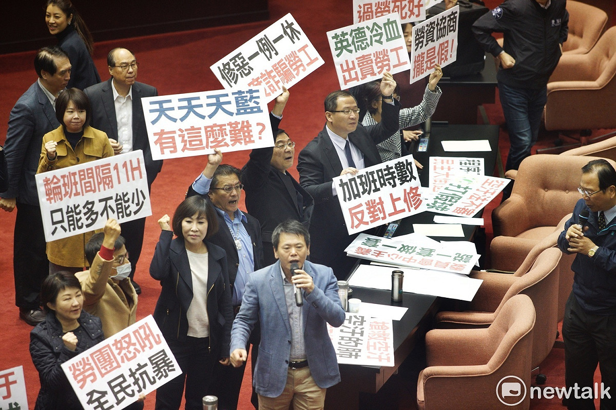 立法院今日（5日）將召開談話會表決是否召開臨時會，國民黨立委在表決失利後，舉起各種抗議牌子抗議。 圖：張良一/攝