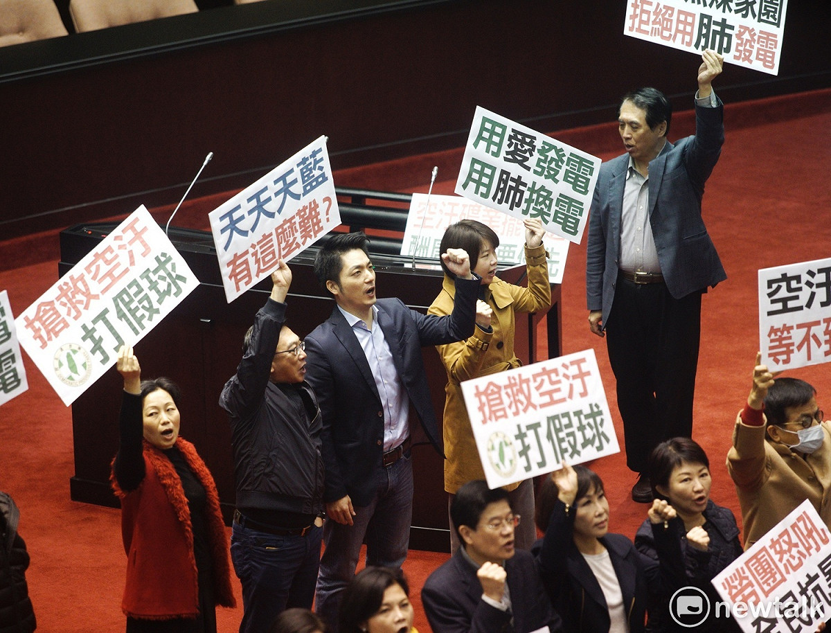 立法院今日（5日）將召開談話會表決是否召開臨時會，國民黨立委在表決失利後，舉起各種抗議牌子抗議。 圖：張良一/攝