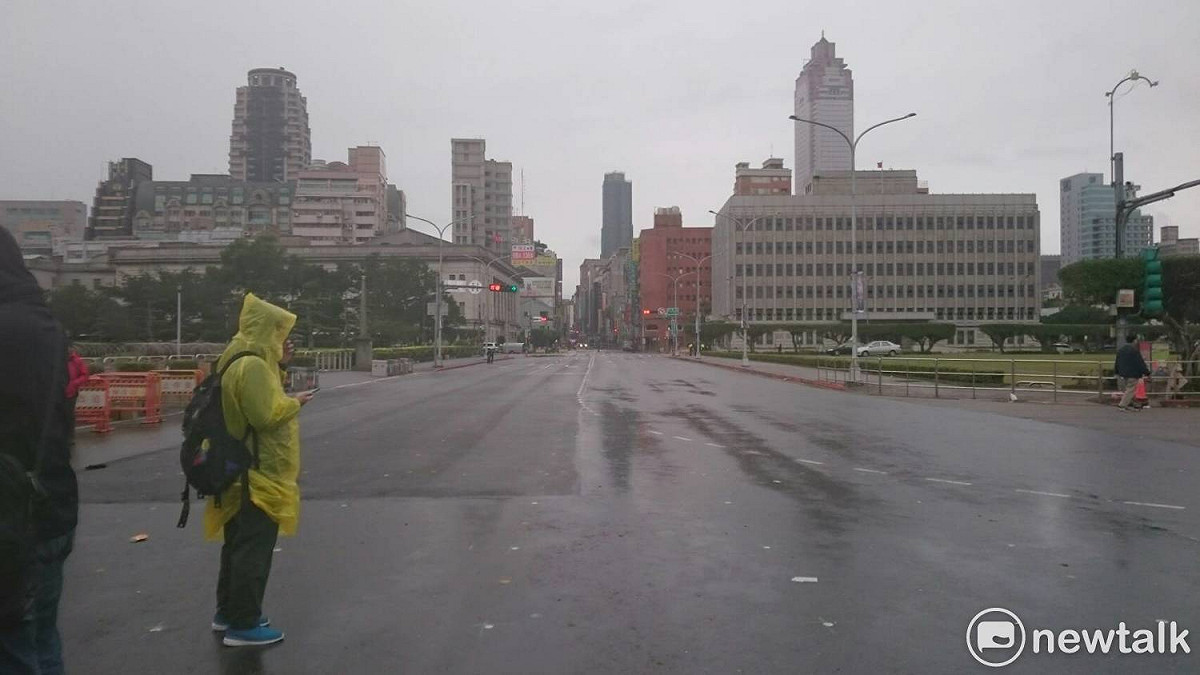 現場下起小雨，總統府週圍都淨空管制。 圖：林朝億／攝