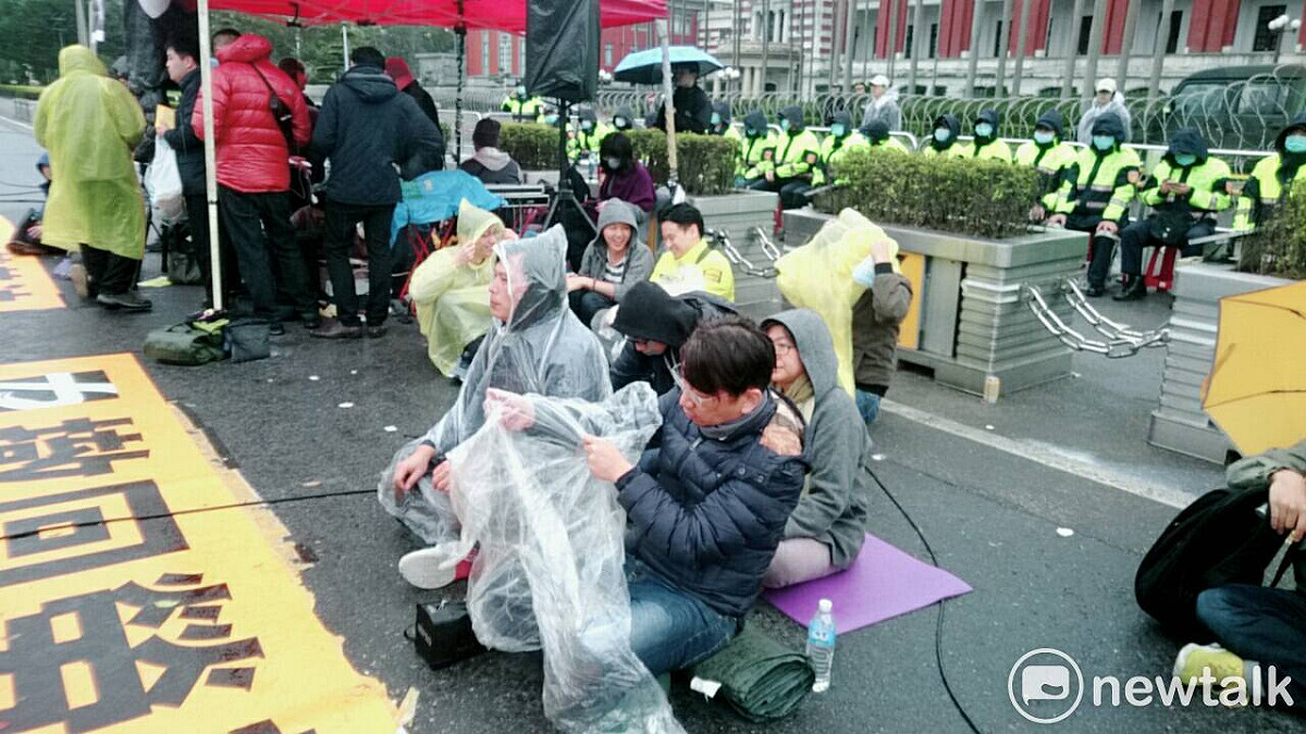 時力邁入第16小時抗爭。 圖：林朝億／攝