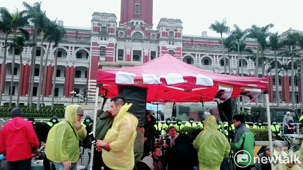 時代力量開始發放雨衣。 圖：林朝億／攝