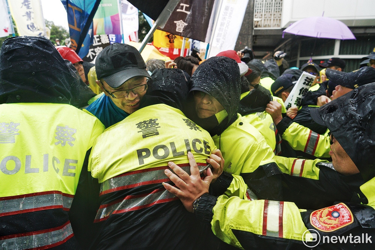 反勞基法修惡，勞工團體天一早不畏風雨在立法院外抗爭，還與警方發生多次推擠。