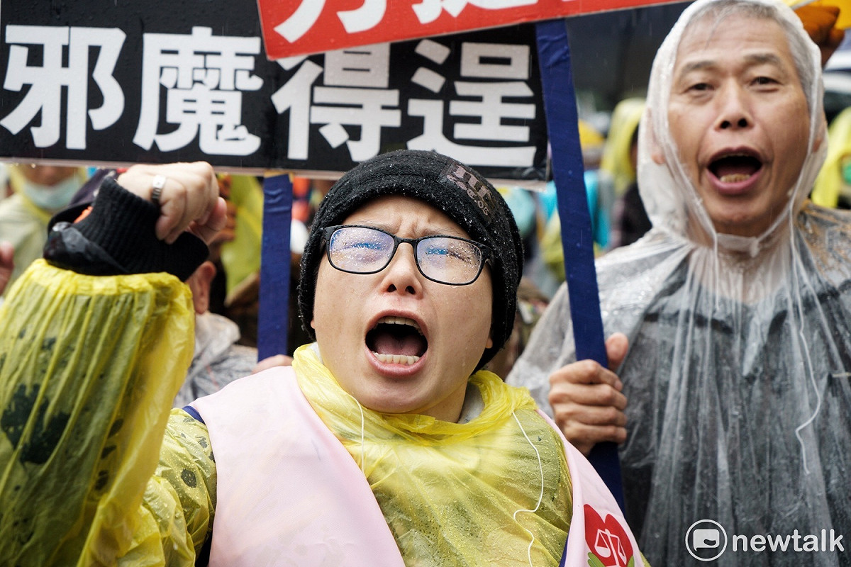 勞團反勞基法修惡，民眾在立法院外高喊口號，抗議勞基法修惡，立法院擬強行闖關三讀。