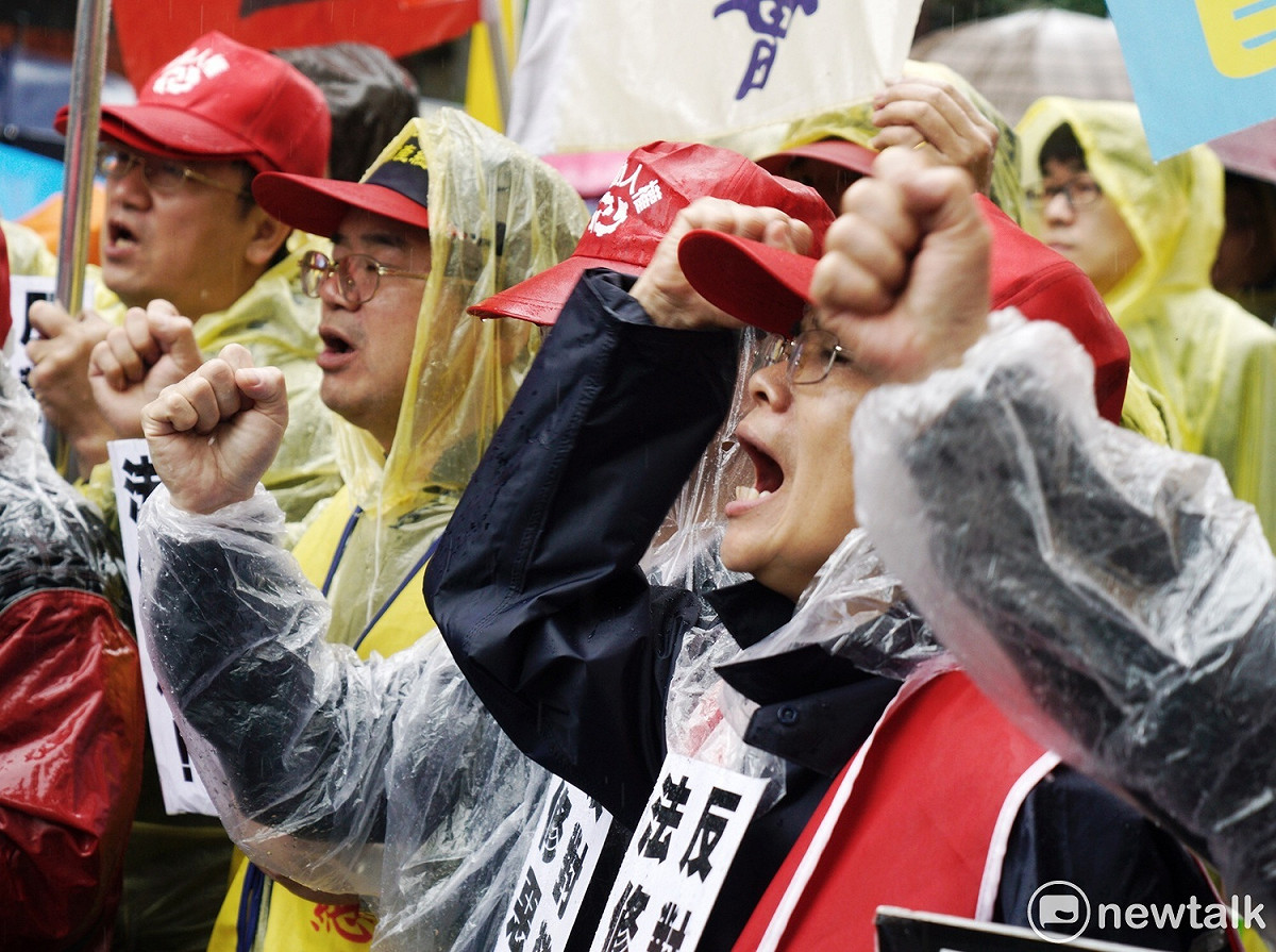 反勞基法修惡，勞工團體手持抗議牌、高舉旗幟，表達對勞基法修惡的不滿。