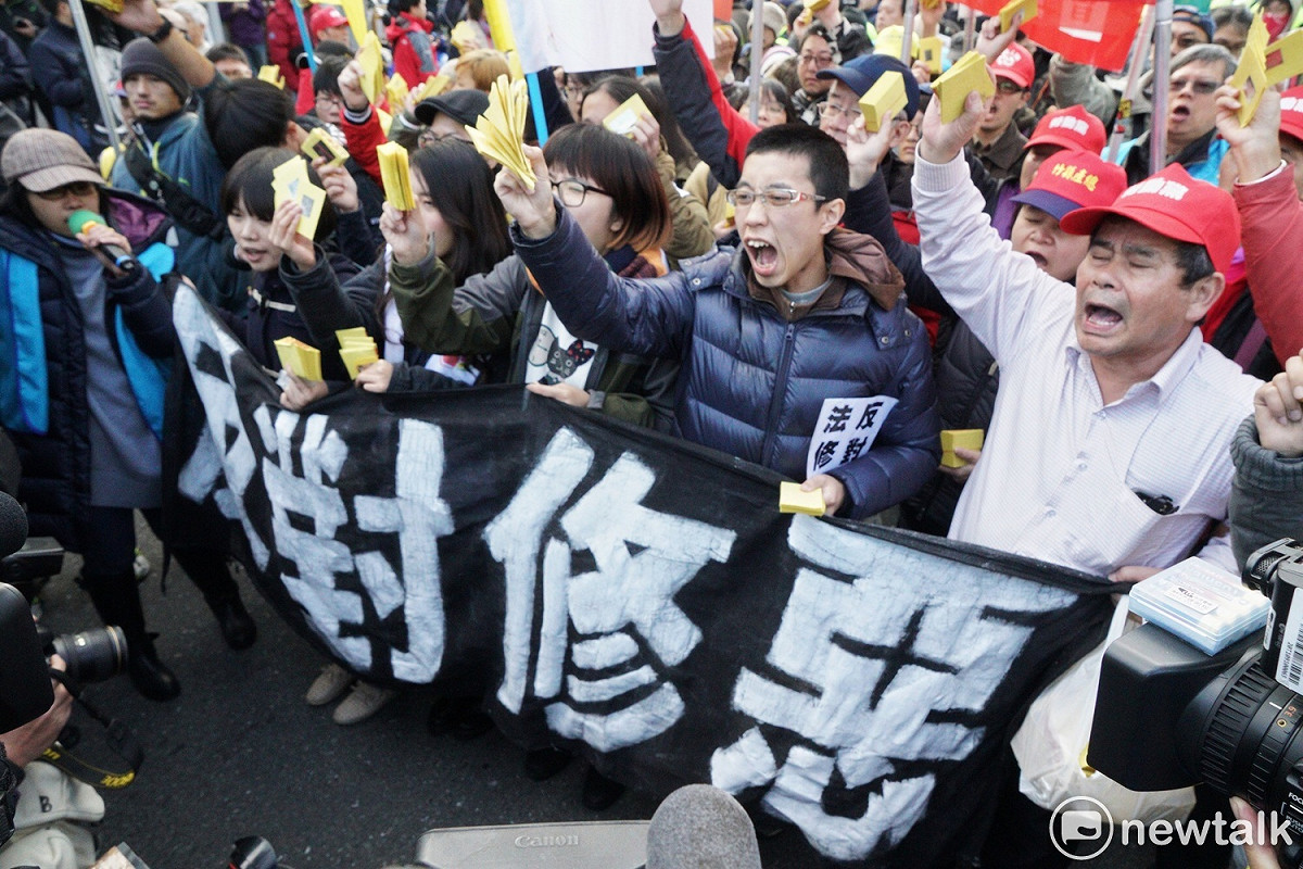 勞團日前繞行立法院撒冥紙，抗議勞基法三讀通過。 圖：新頭殼資料照片