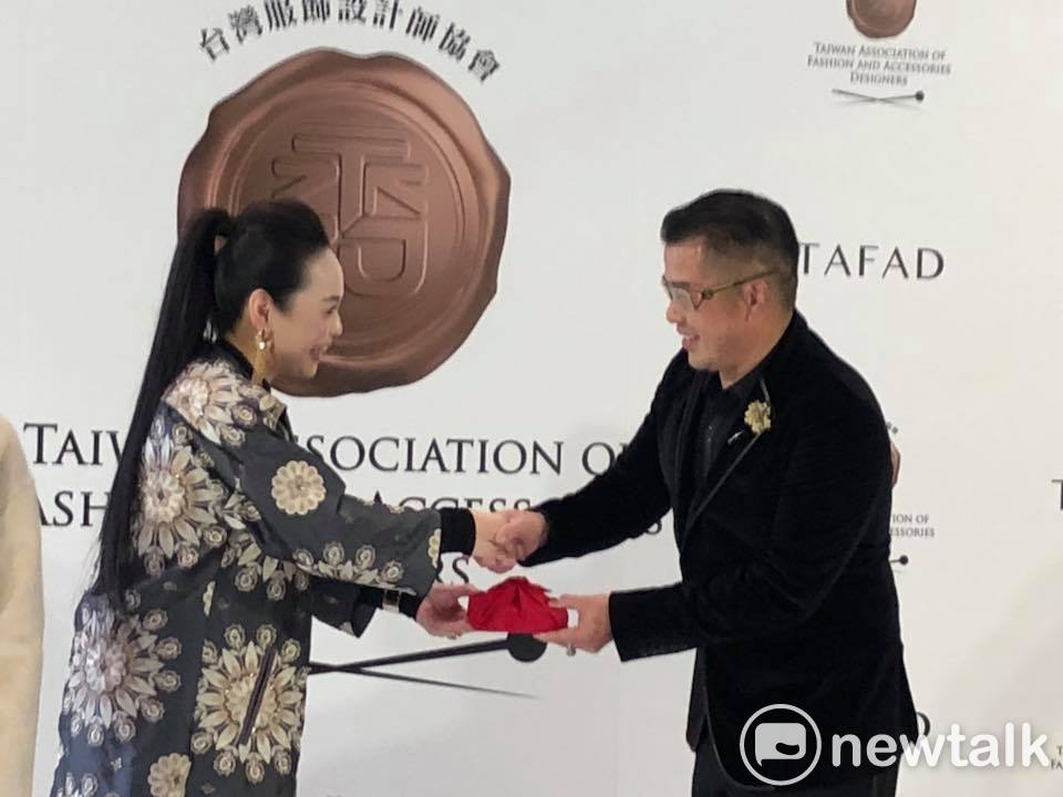 台灣新銳服飾設計師為主流的台灣服飾設計師協會TAFAD(TAIWAN ASSOCIATION OF FASHION AND ACCESSORIES DESGNERS)今(12)日舉辦新舊理事長交接典禮，新任理事長陳意從創會理長林國基手中接下印信 圖:陳奕/攝