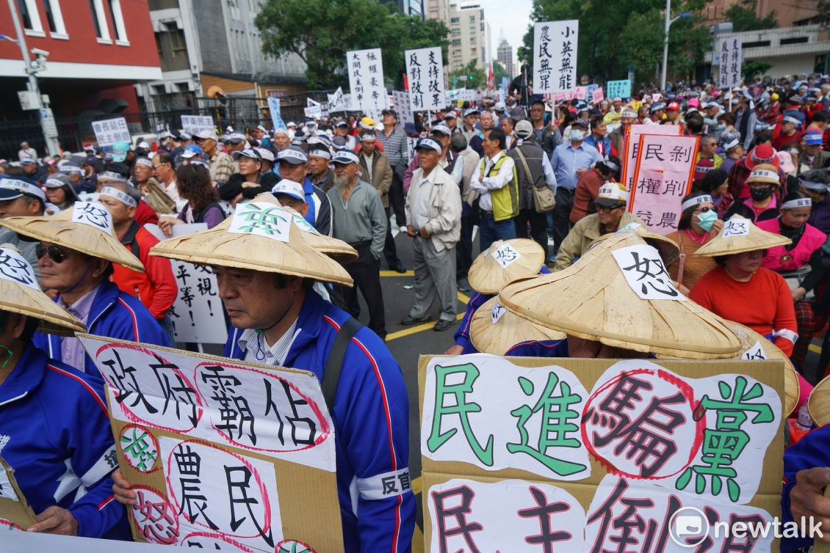 水利會成員16日在立法院外抗議反對官派。 圖：張良一/攝 (資料照片)