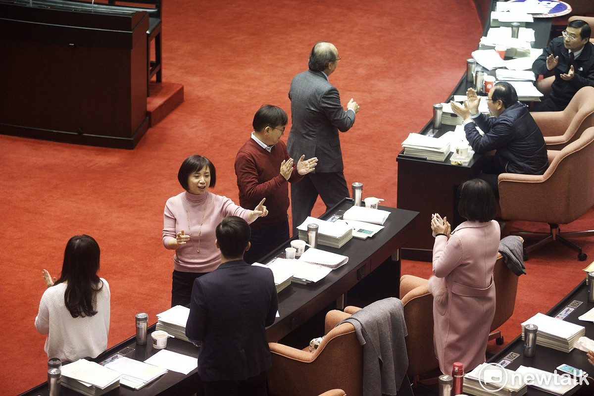 國民黨和民進黨立委在立法院臨時會今天三讀通過107年中央政府總預算案後一起鼓掌。 圖：張良一/攝