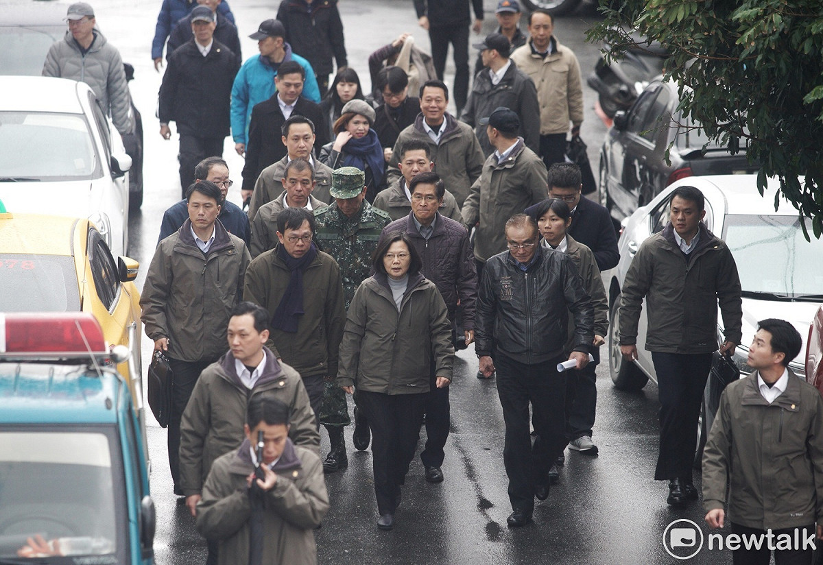蔡英文總統在國防部長馮世寬、總統府副秘書長姚人多陪同下，二度到花蓮雲門翠堤大樓倒塌現場視察救災情況。 圖：張良一/攝影